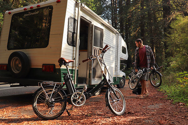 Blix folding Vika+ in front of RV